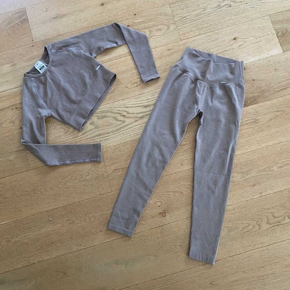 Lilias Active Ribbed Knit Leggings and Long Sleeve Top